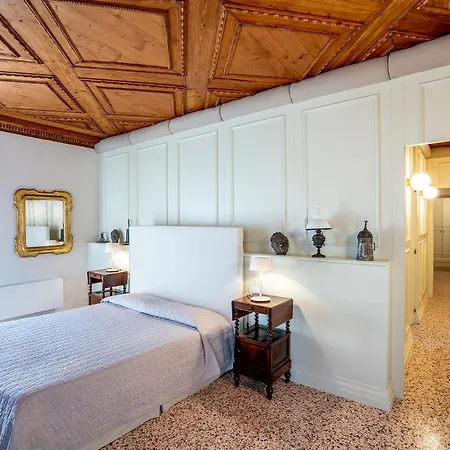 Sartor With Canal View And Private Court Apartamento Venecia