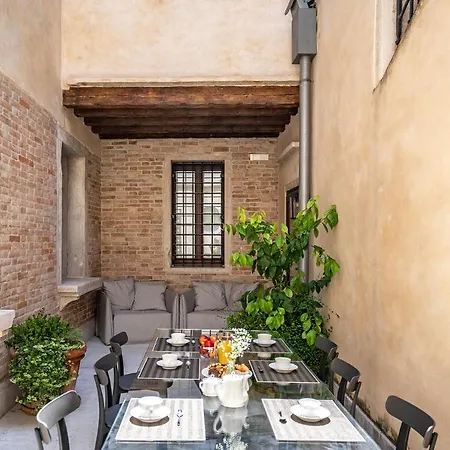 Sartor With Canal View And Private Court Apartamento Venecia