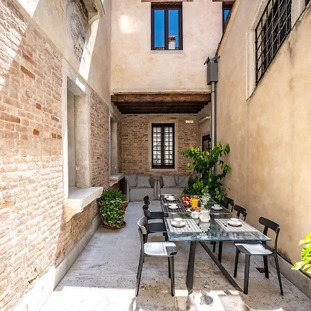 Sartor With Canal View And Private Court Apartamento Venecia