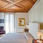 Sartor With Canal View And Private Court *