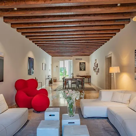 Sartor With Canal View And Private Court *