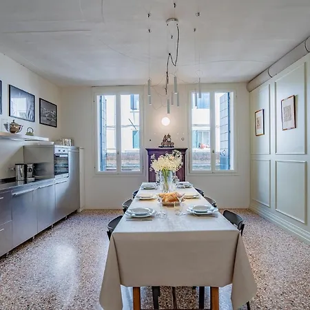 Sartor With Canal View And Private Court Apartmán