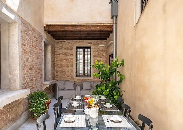 Sartor With Canal View And Private Court Appartamento Venezia