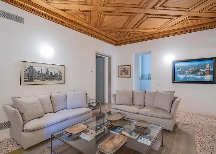 Sartor With Canal View And Private Court *