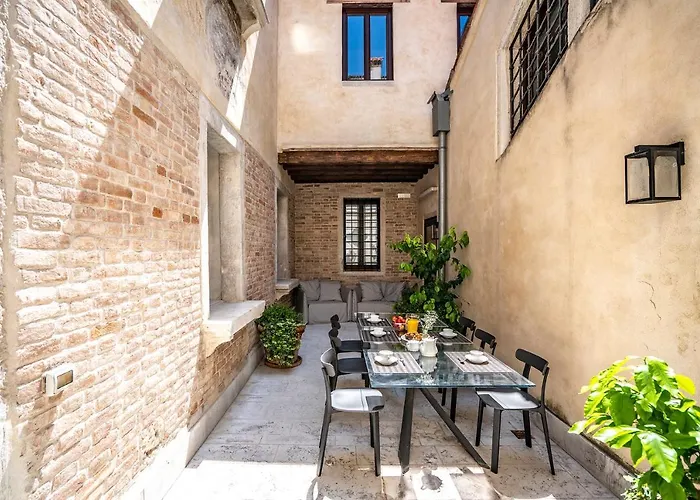 Sartor With Canal View And Private Court Appartamento Venezia