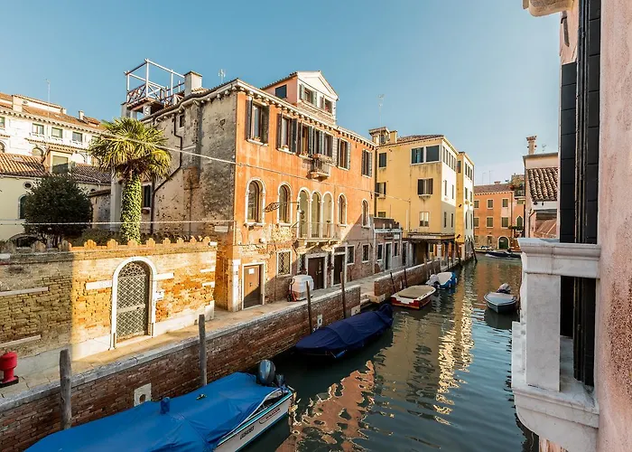 Sartor With Canal View And Private Court